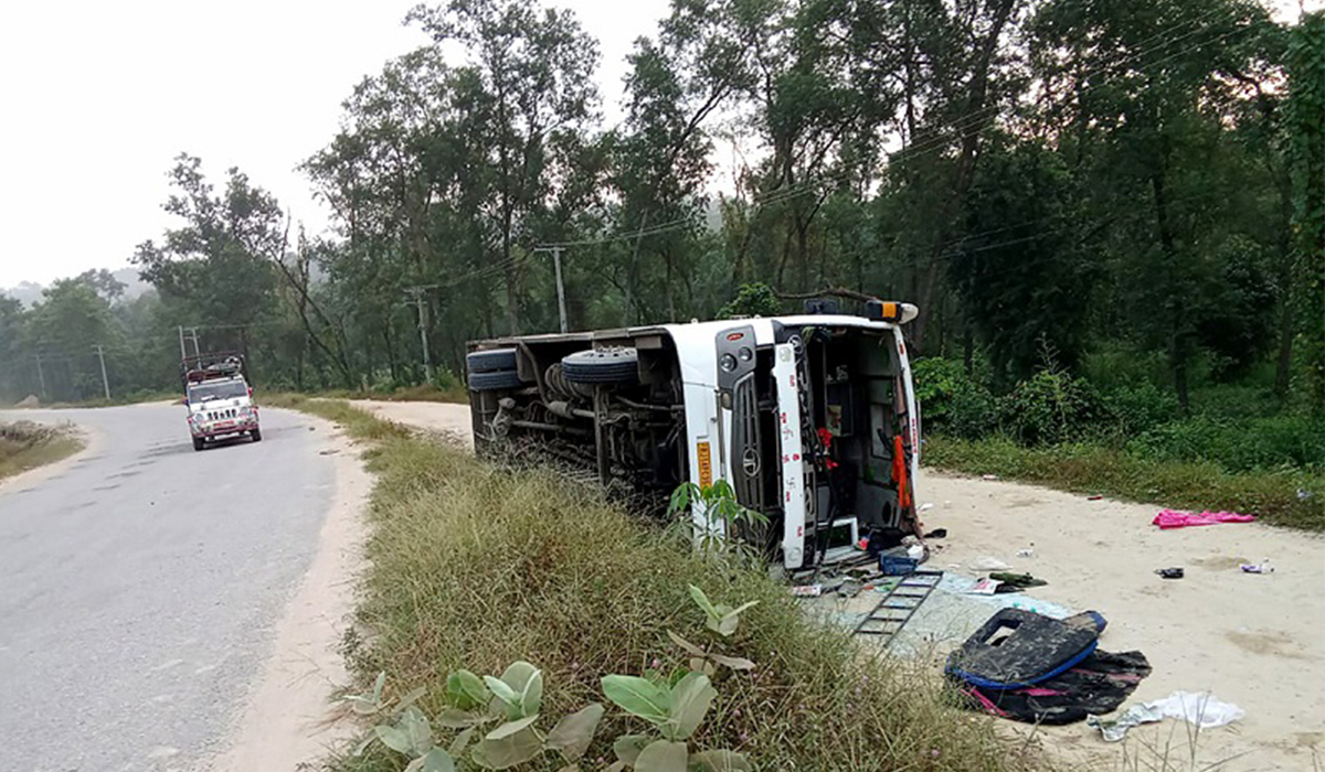 काठमाडौँबाट राजस्थान जाँदै गरेको बस नवलपुरमा दुर्घटना, २३ जना घाइते